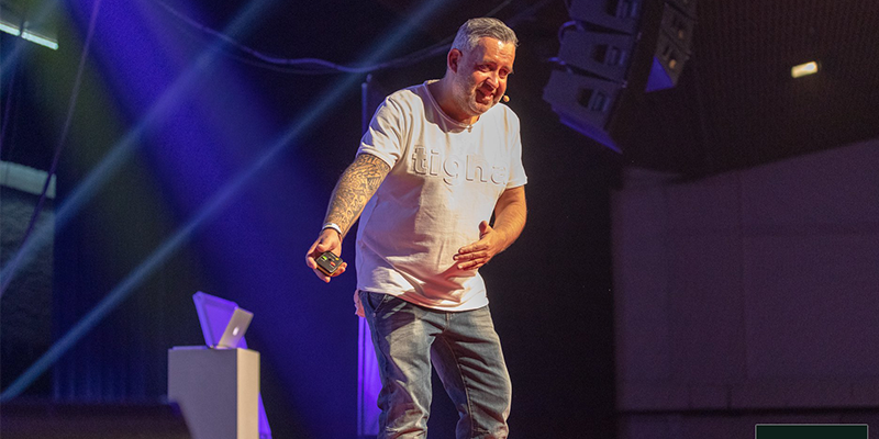 Ralf Schmitz als Speaker auf der Bühne des IMK in Offenbach 2019